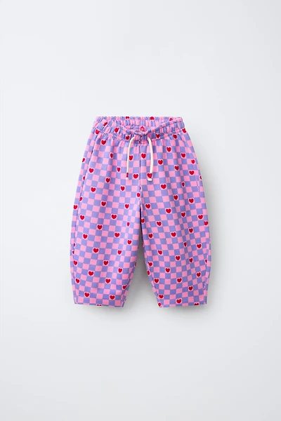 PANTALON BARREL À CARREAUX ET CŒURS