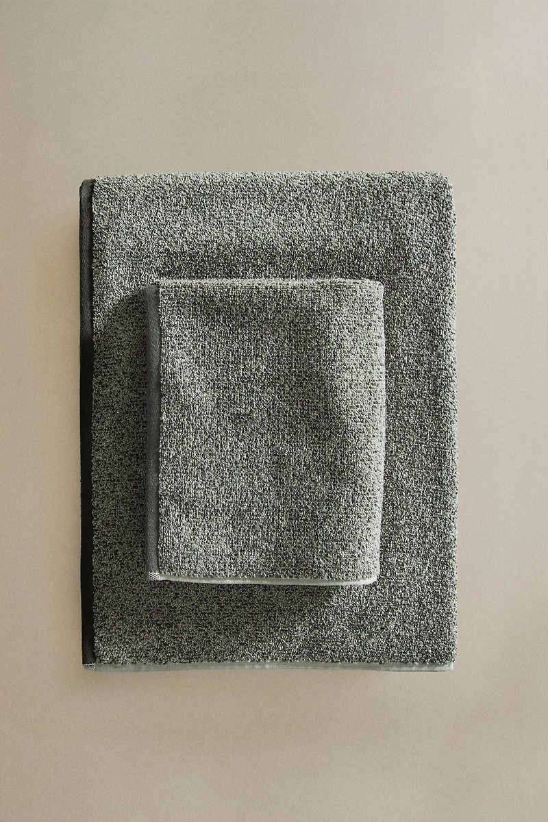 BATH TOWEL WITH A MELANGE-EFFECT
