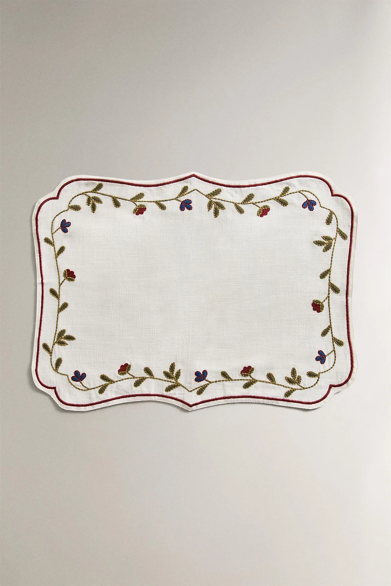 PLACEMAT WITH FLORAL EMBROIDERY