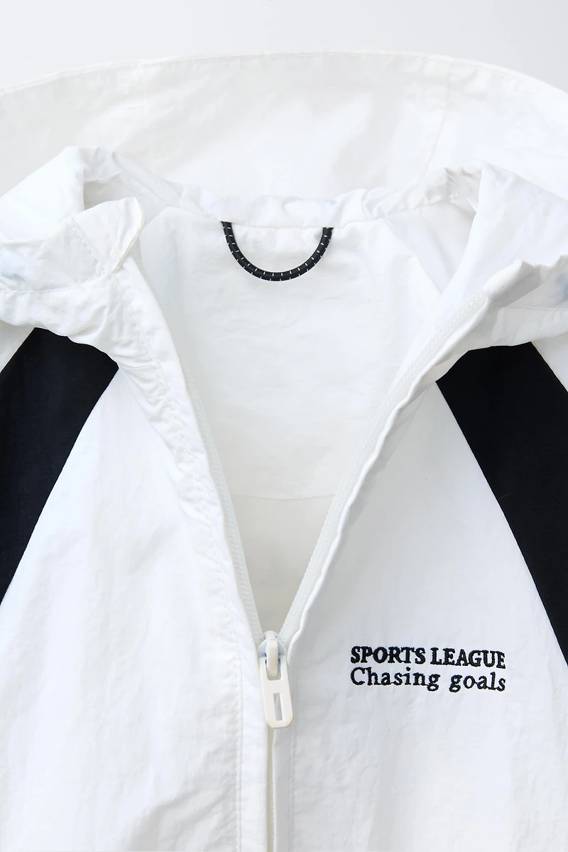 LIGHTWEIGHT TEXT RAINCOAT