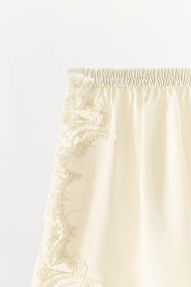 SHORT SATINÉ EN DENTELLE