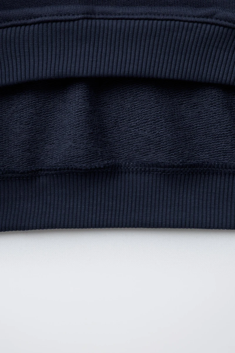 SWEAT BASIQUE À INSCRIPTION