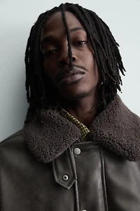 BLOUSON EN MATIÈRE SYNTHÉTIQUE AVEC COL AMOVIBLE