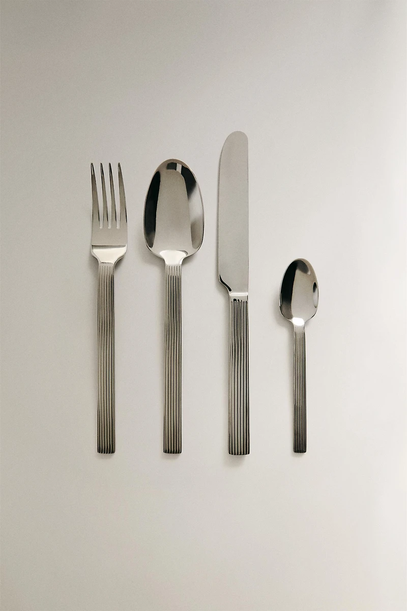 RIBBED HANDLE FLATWARE SET (SET OF 4)