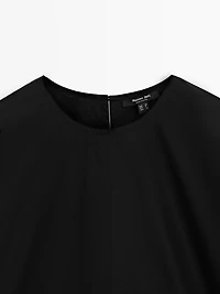 Loose-fitting blouse with sleeve detail