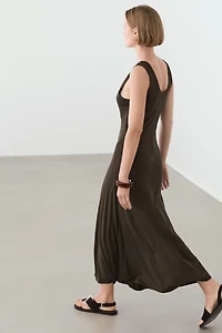 Robe midi détail couture centrale