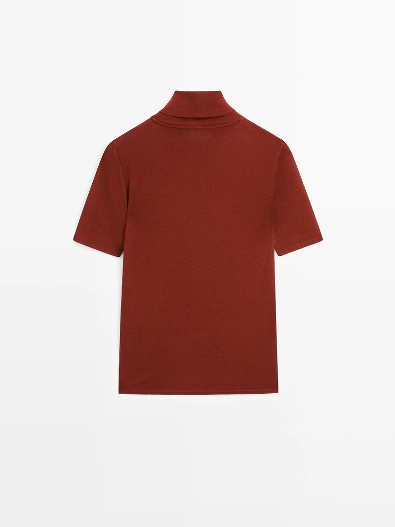 T-shirt à col montant et manches courtes