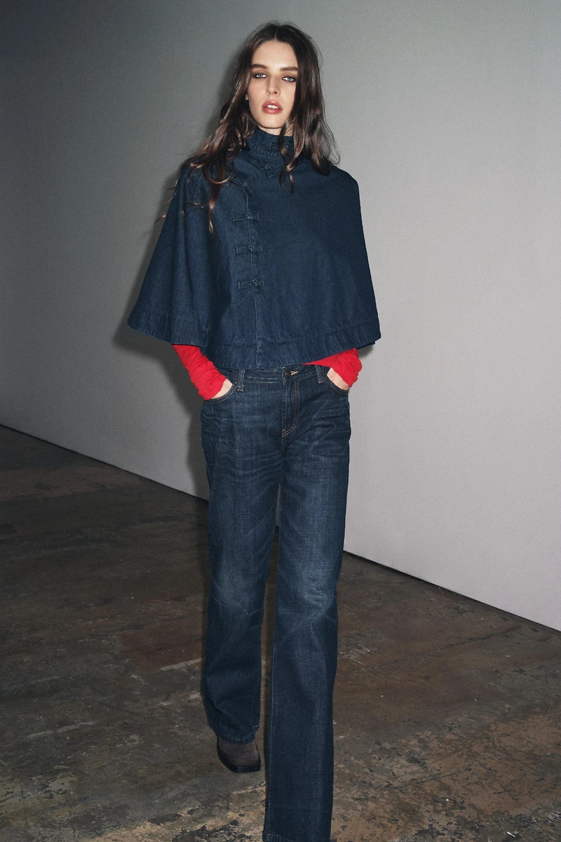 CAPE EN DENIM À BRANDEBOURGS
