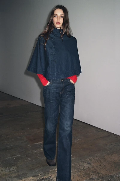 CAPE EN DENIM À BRANDEBOURGS
