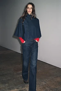 CAPE EN DENIM À BRANDEBOURGS