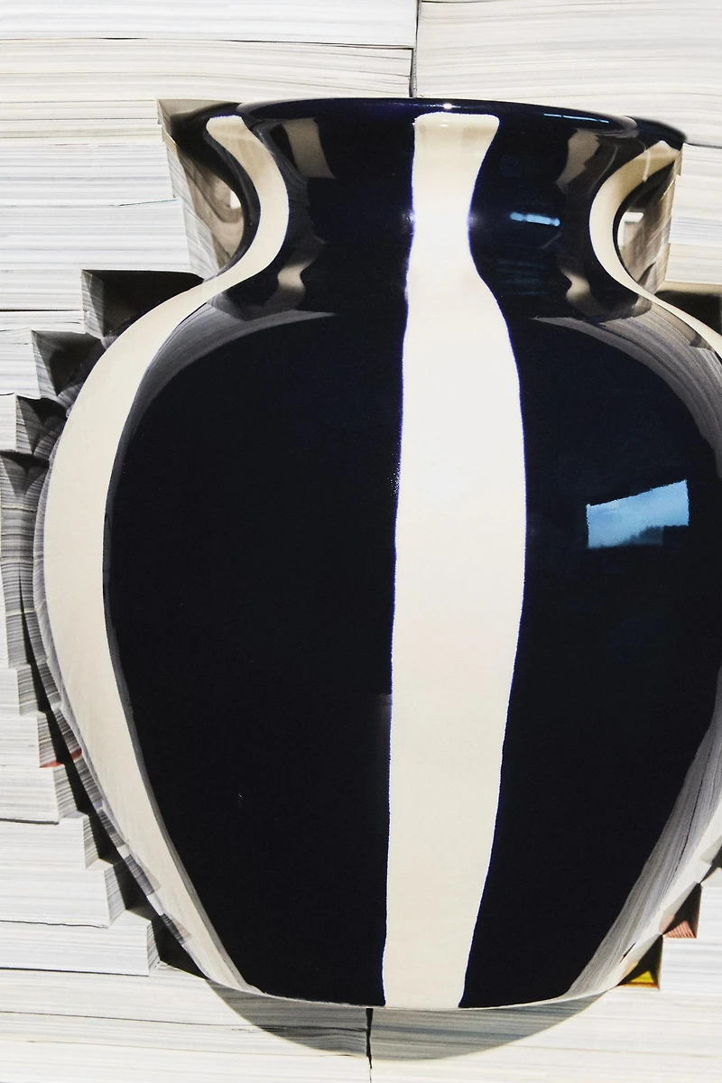 ROUND DECORATIVE CERAMIC VASE