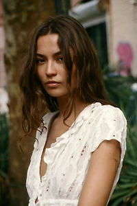 BLOUSE À DÉCHIRURES ET VOLANTS