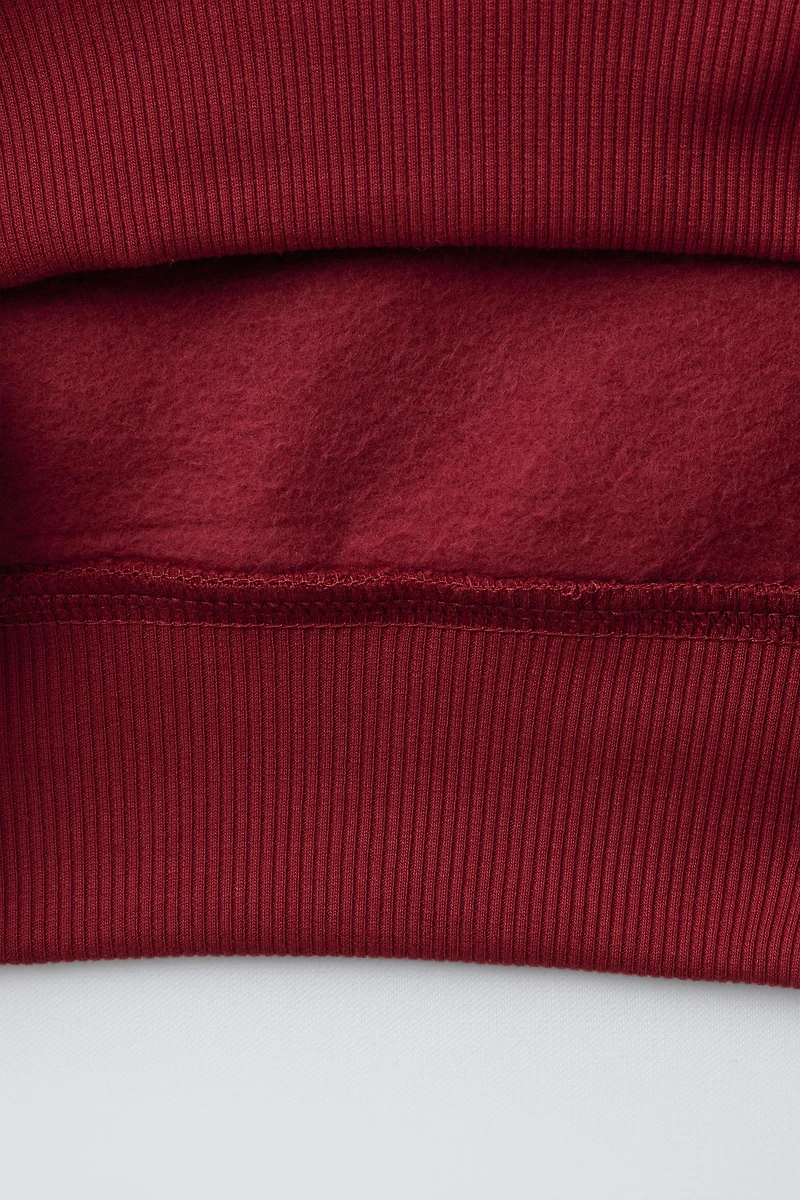 SWEAT À CAPUCHE AVEC INSCRIPTION EN RELIEF