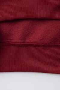 SWEAT À CAPUCHE AVEC INSCRIPTION EN RELIEF