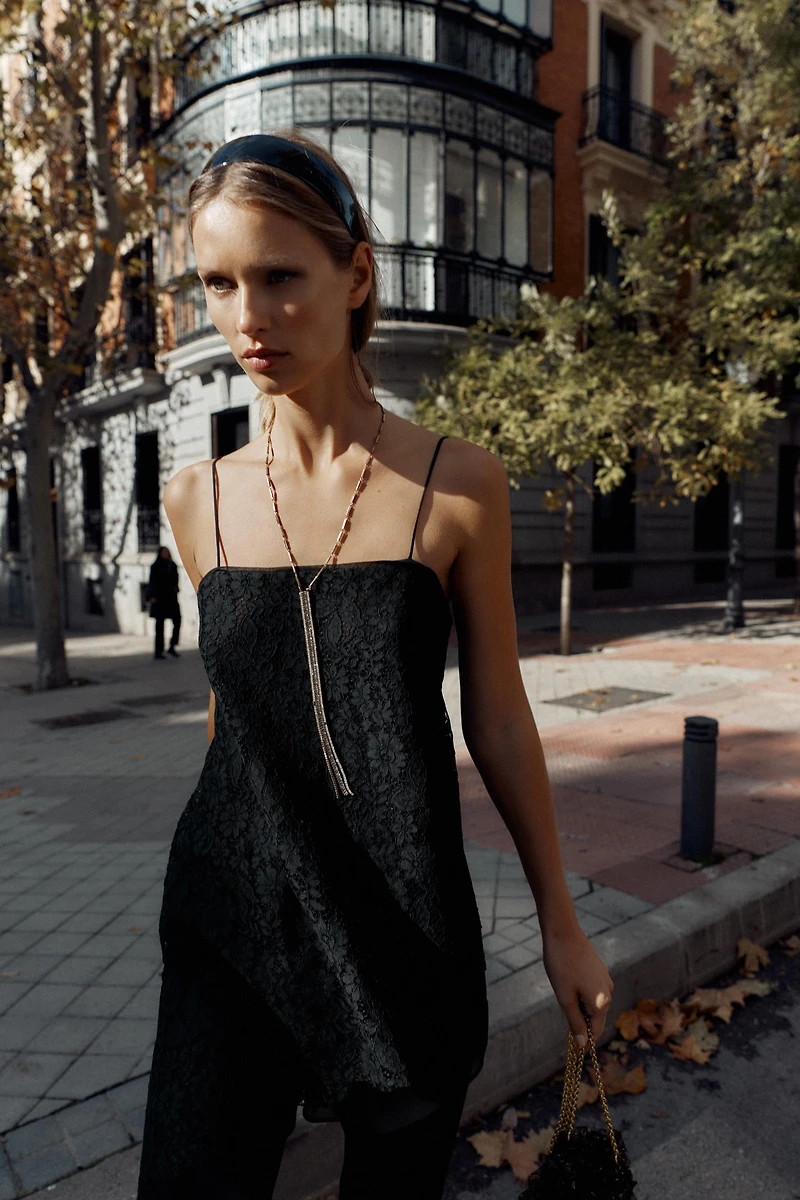 TOP LONG EN DENTELLE ASYMÉTRIQUE