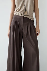 Wide-leg pleated trousers with side vents