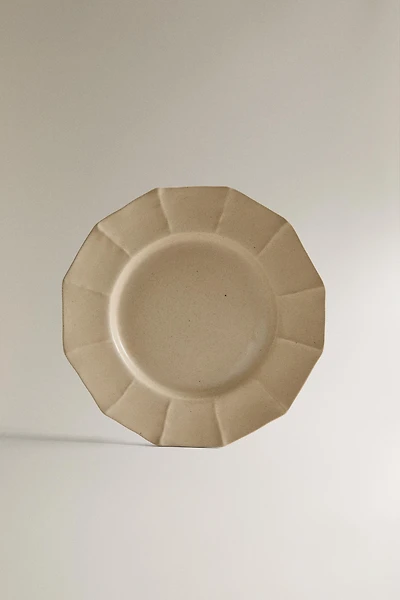 STONEWARE DINNER PLATE WITH A RAISED BORDER DESIGN