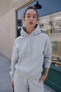 SWEAT BASIQUE À CAPUCHE