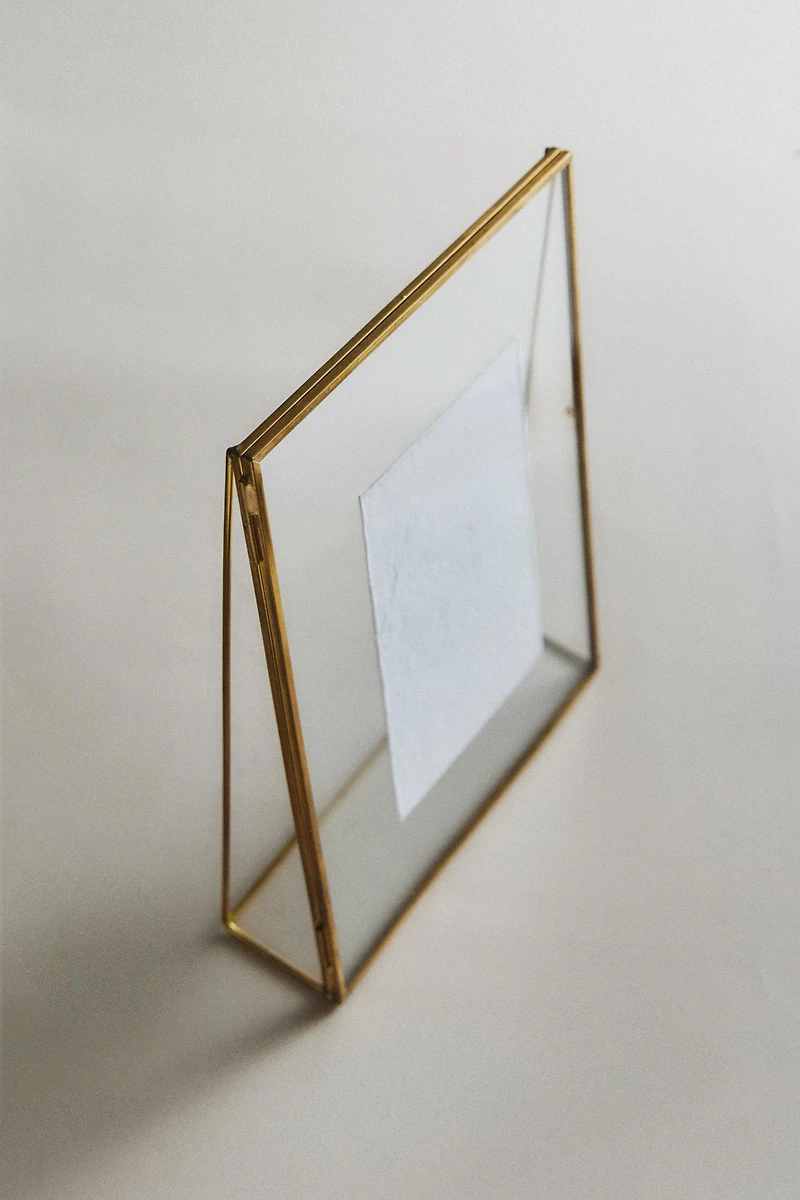 TRIANGULAR STRUCTURE PICTURE FRAME
