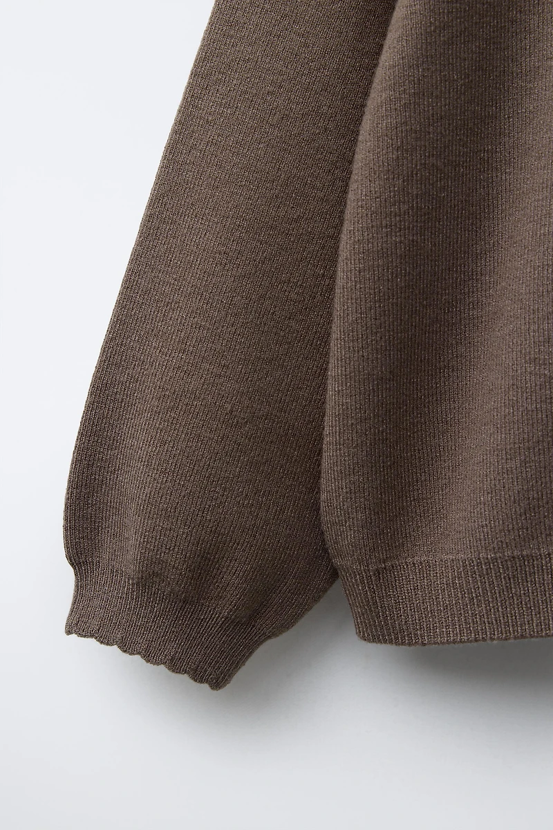 PULL EN MAILLE À COL CLAUDINE ET FLEURS
