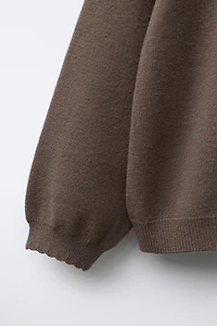 PULL EN MAILLE À COL CLAUDINE ET FLEURS