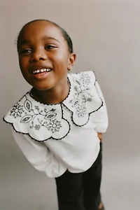 EMBROIDERED COLLAR TOP