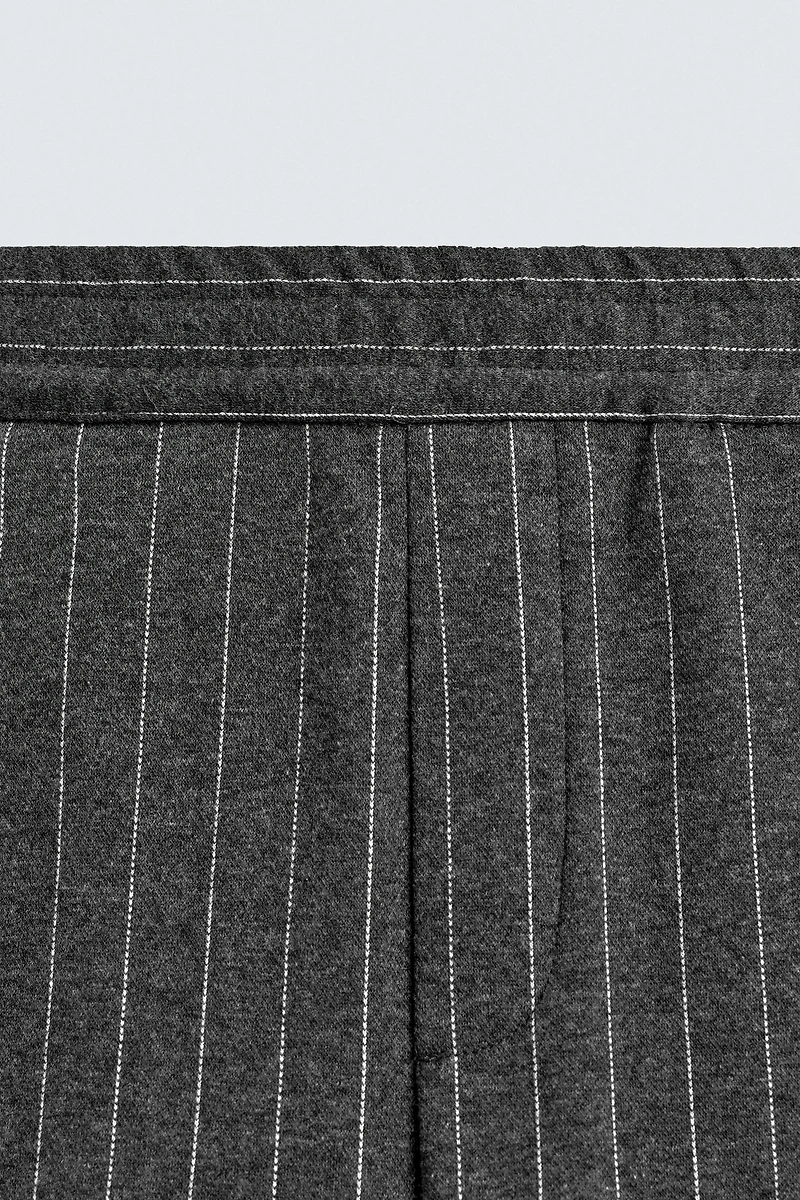 PANTALON À RAYURES TENNIS ET PLIS