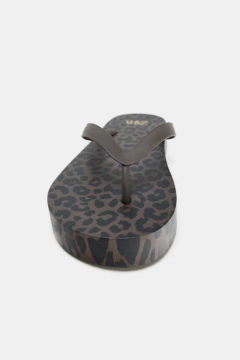 PRINTED FLAT SANDALS