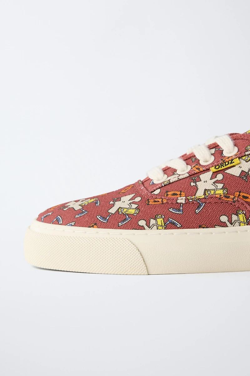 LACE-UP SNEAKERS
