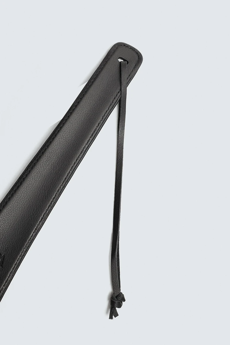 CHAUSSE-PIED EN CUIR