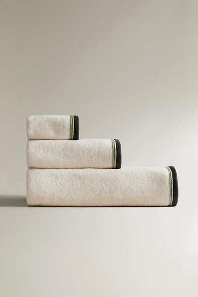 BATH TOWEL WITH COLORED BORDER