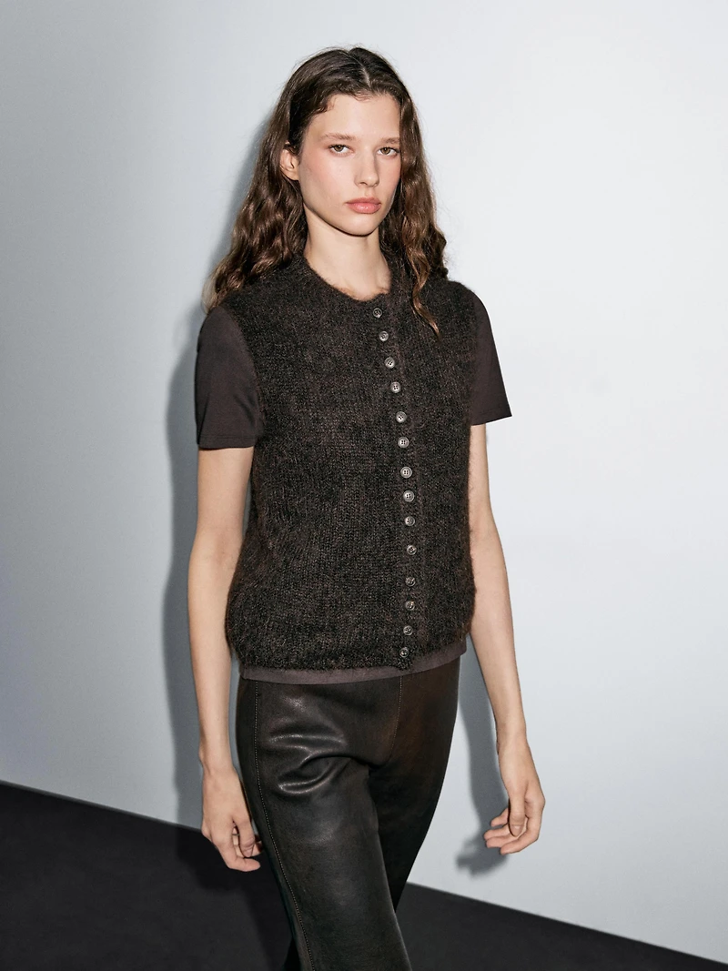 Short sleeve T-shirt with topstitching detail