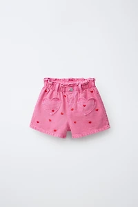 SHORT EN JEAN TAILLE PLISSÉE CŒURS BRODÉS