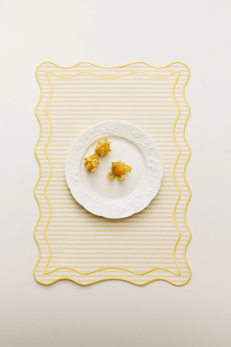 STRIPED SCALLOPED PLACEMAT