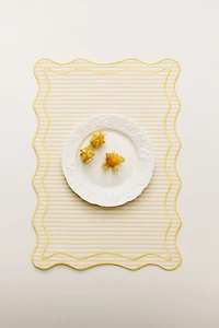 STRIPED SCALLOPED PLACEMAT