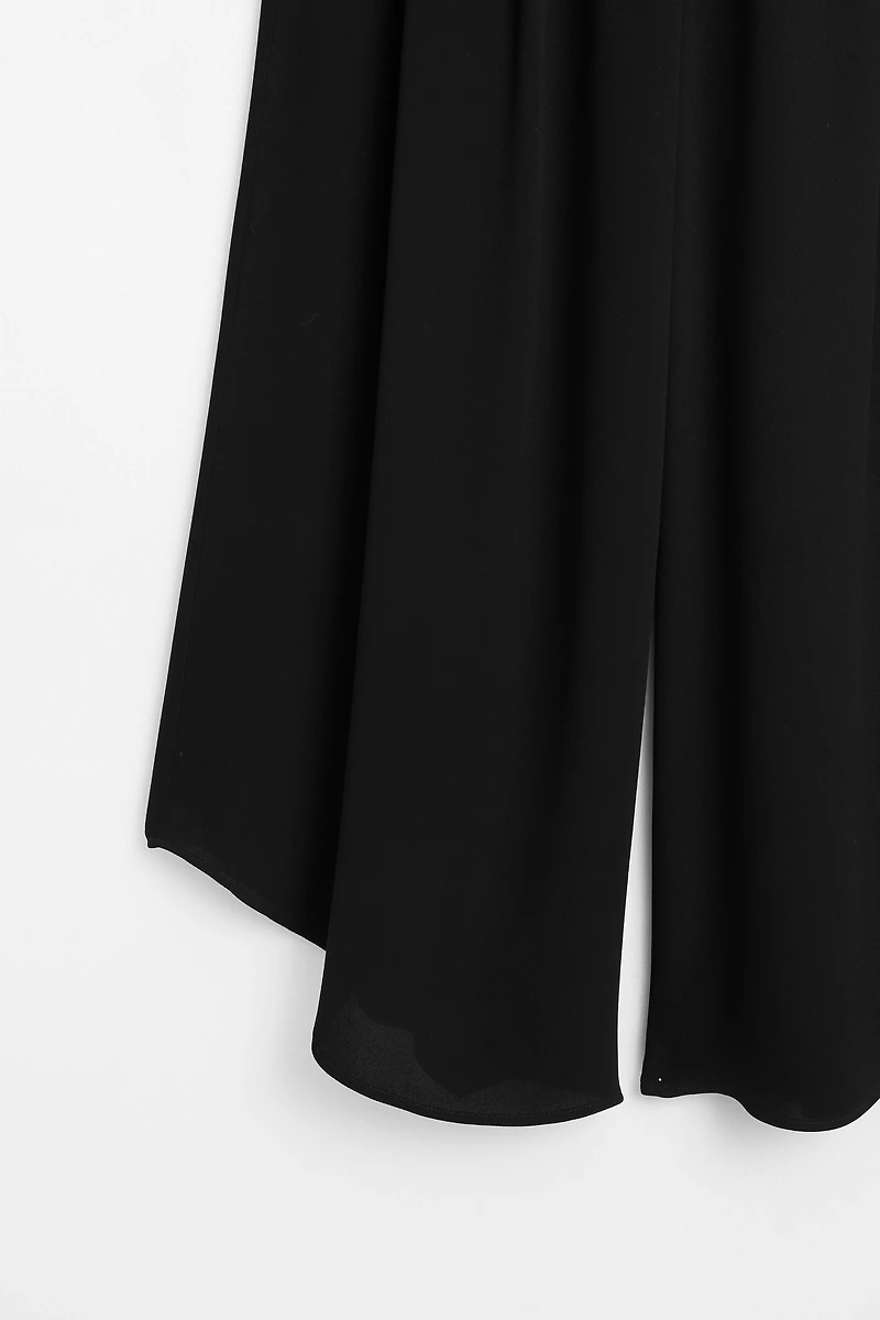 Voluminous wide-leg pleated pants