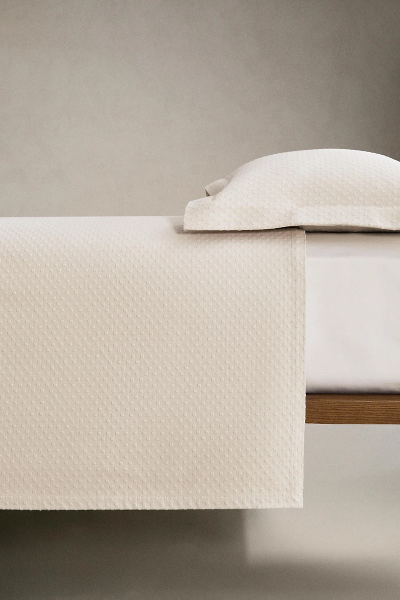 BEDSPREAD WITH POLKA DOT DESIGN