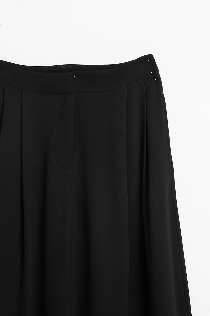 Voluminous wide-leg pleated pants