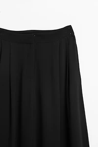 Voluminous wide-leg pleated pants