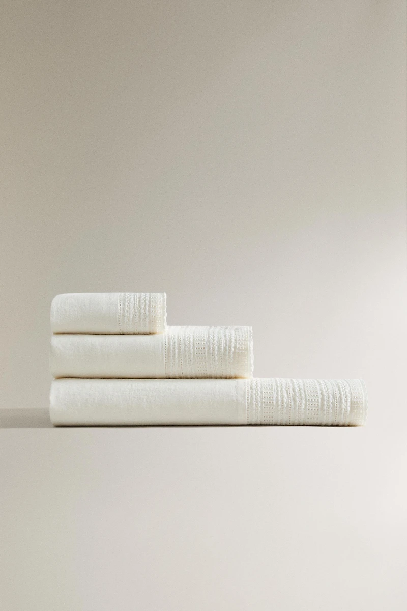 EMBROIDERED LINEN BORDER TOWEL