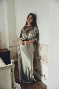 ROBE SATINÉE AVEC DENTELLE