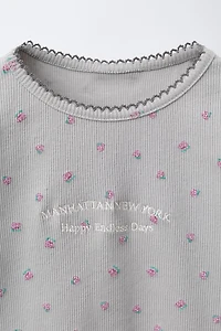 T-SHIRT CÔTELÉ À FLEURS ET INSCRIPTION BRODÉE