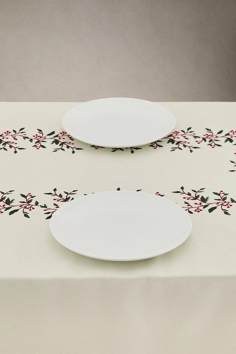 CHRISTMAS BERRIES COTTON TABLECLOTH
