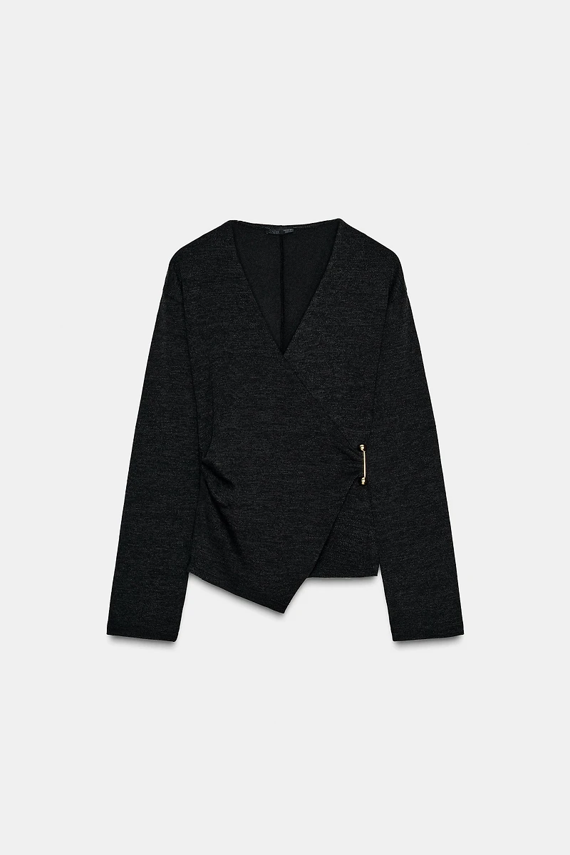 TOP AVEC FERMOIR LATÉRAL