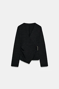 TOP AVEC FERMOIR LATÉRAL