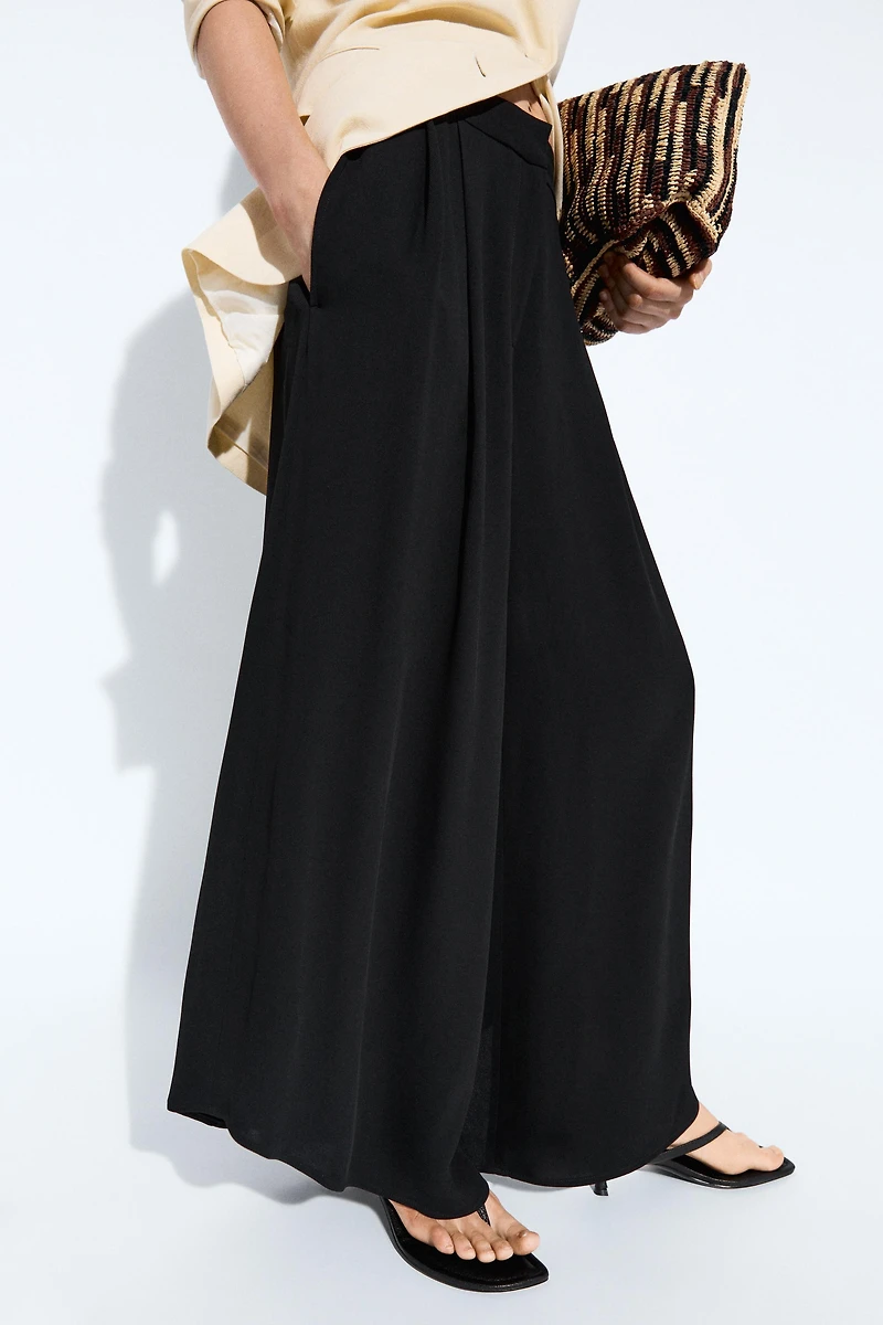 Voluminous wide-leg pleated pants