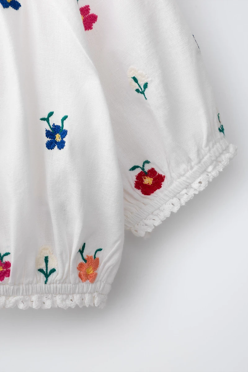 EMBROIDERED FLORAL PUFF SLEEVE BLOUSE