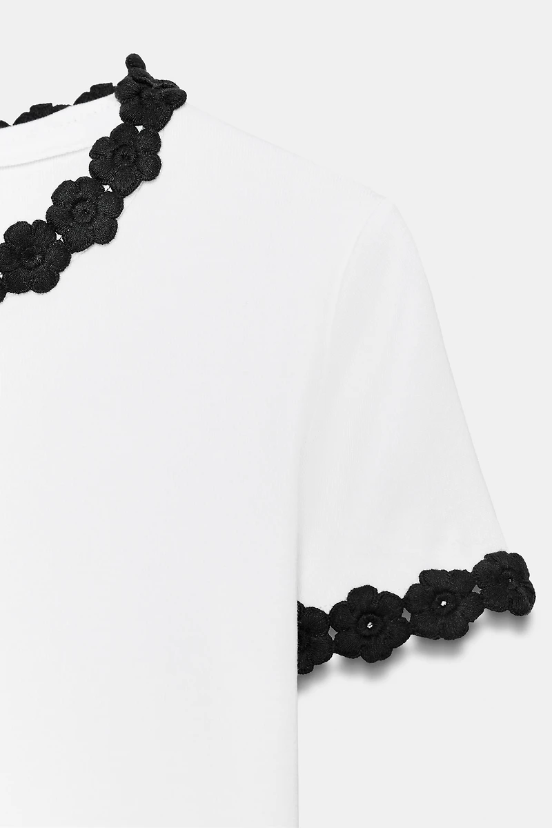FLOWER TRIM T-SHIRT