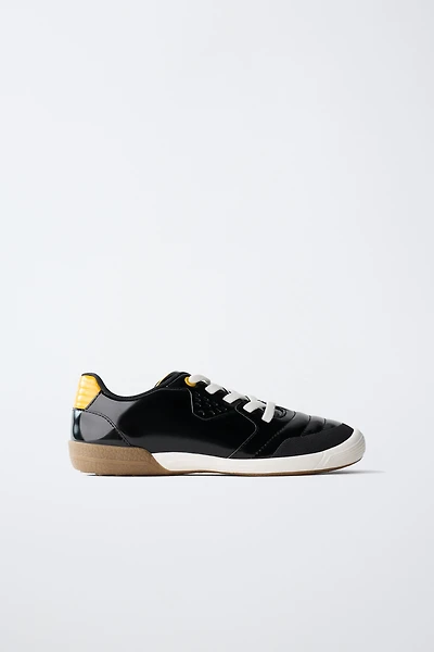 SOCCER SNEAKERS