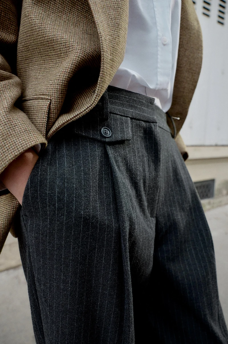 PLEATED STRAIGHT LEG PANTS